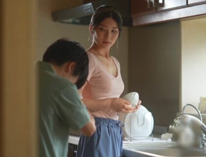 Nhờ chị gái dạy hôn, cậu em trai làm liều địt luôn chị gái